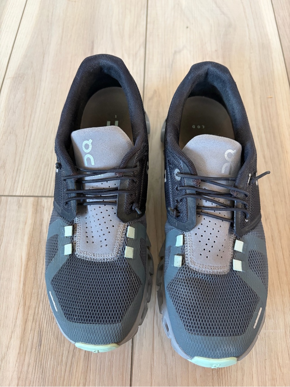 On Cloud 5 Women’s 7.5 Black Lead Running Walking Sneakers 59.98158